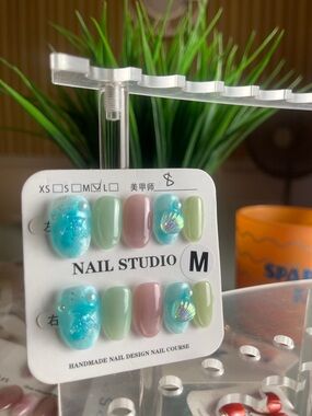 Aqua Shell Press-On Nail Set Medium